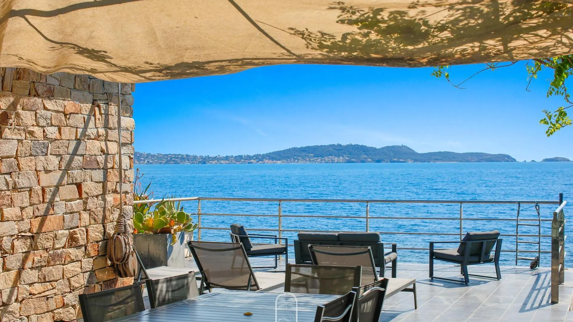 Villa Maison sur l'eau-Hyères-Almanarre-Parkings/Clim/WIFI