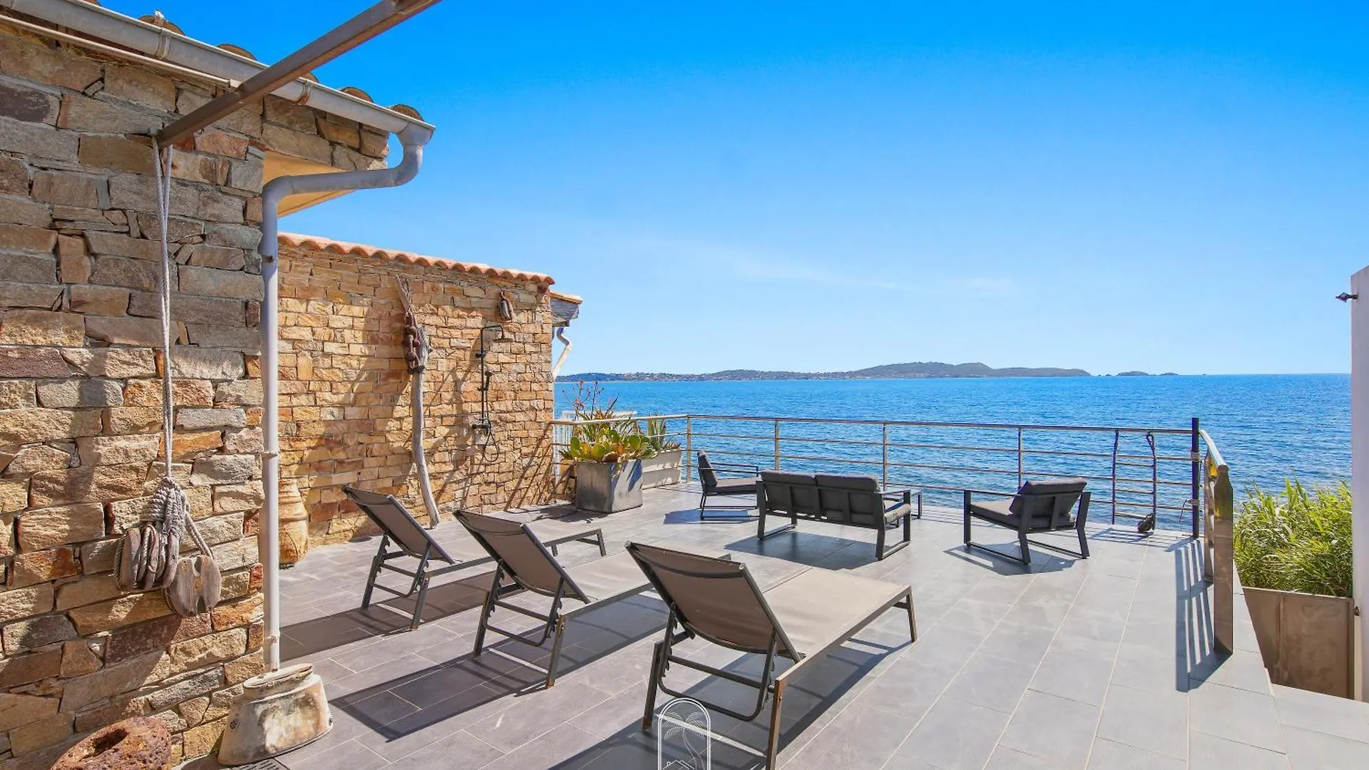 Maison sur l'eau-Hyères-Almanarre-Parkings/Clim/WIFI Villa
